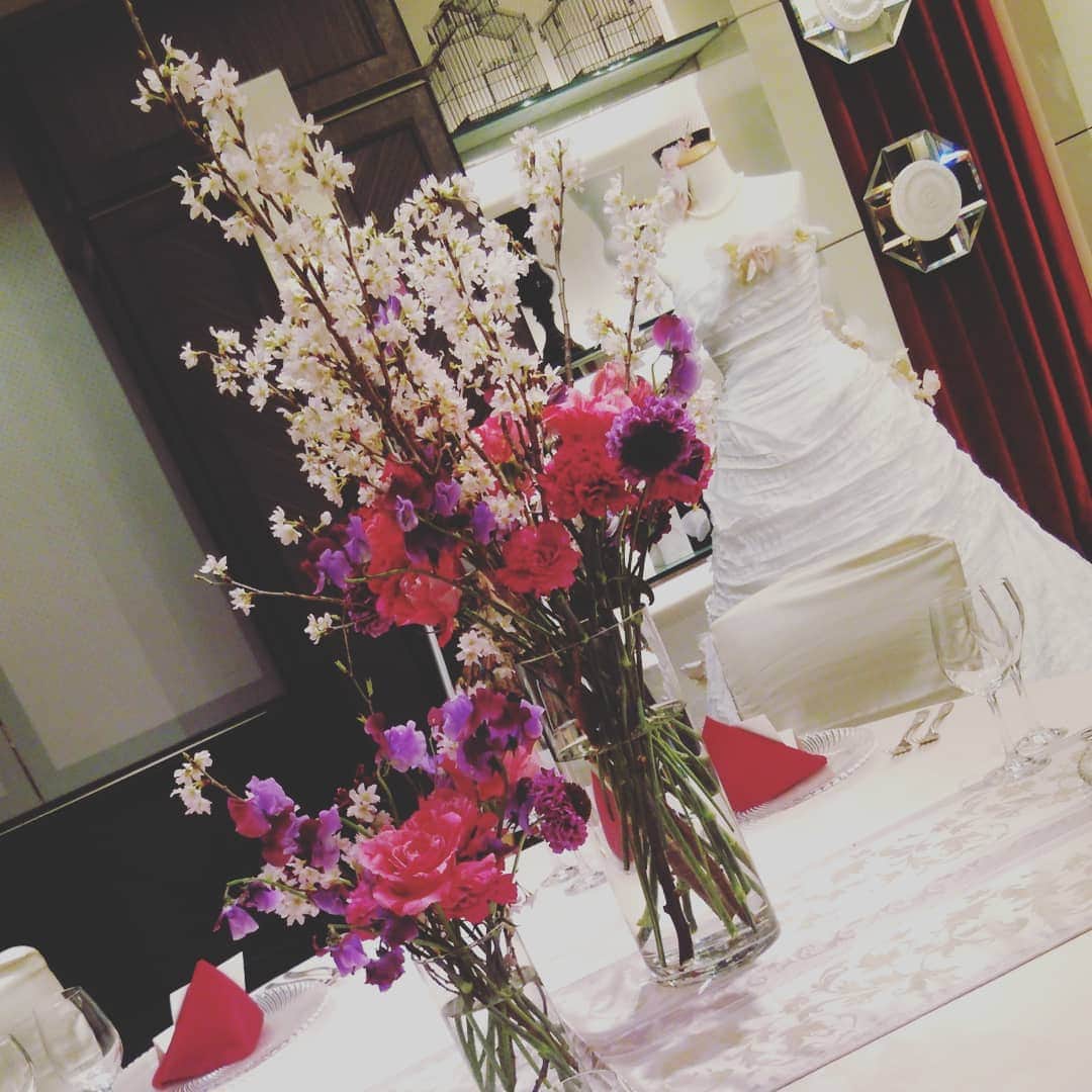 ホテルニューオータニ長岡wedding さんのインスタグラム写真 - (ホテルニューオータニ長岡wedding Instagram)「cherry blossom～桜～ * 福島江の桜も少し開花してきました。 今年は例年より早いですね!!! * バンケットの『桜の間』は名前もこの時期にピッタリ コーディネートに桜を入れて春を満喫 * * #ホテルニューオータニ長岡 #オータニ#ホテルウエディング #ウエディング#大人婚 #春#spring#桜#4月」3月31日 14時34分 - newotani_nagaoka_wedding
