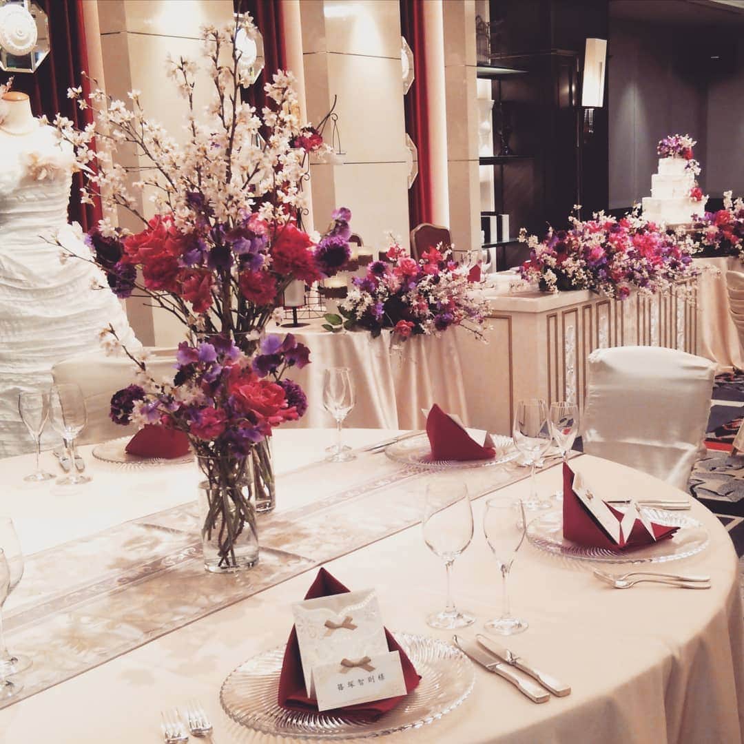 ホテルニューオータニ長岡wedding さんのインスタグラム写真 - (ホテルニューオータニ長岡wedding Instagram)「cherry blossom～桜～ * 福島江の桜も少し開花してきました。 今年は例年より早いですね!!! * バンケットの『桜の間』は名前もこの時期にピッタリ コーディネートに桜を入れて春を満喫 * * #ホテルニューオータニ長岡 #オータニ#ホテルウエディング #ウエディング#大人婚 #春#spring#桜#4月」3月31日 14時34分 - newotani_nagaoka_wedding