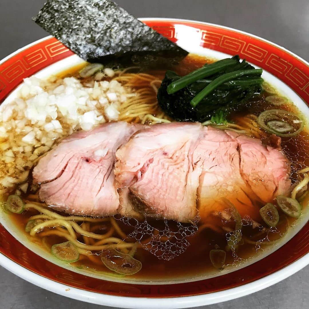 桜井誠のインスタグラム：「おうちラーメン 醤油煮干しそば 今回は島根産の小ぶりな片口鰯メインでスープ作り。 青森産の平子干しよりやはり苦味が出やすいな。温度管理と煮出し時間が課題。  焼豚は美味しく仕上がりました。 今回のレシピは豚肩ロースに蜂蜜大さじ1程度を擦り込み、前回作った時の焼豚タレ（酒.みりん.醤油1:1:3で沸かしてアルコールを飛ばしたものでもok）で密封袋に入れて一晩置いて、翌日63度で3時間調理。その後氷水でしっかり冷やす。 低温調理機が無いと難しいですが、宜しければお試し下さい😊 #おうちごはん #ラーメン　#自家製ラーメン　#焼豚　#焼豚レシピ　#おうち時間」