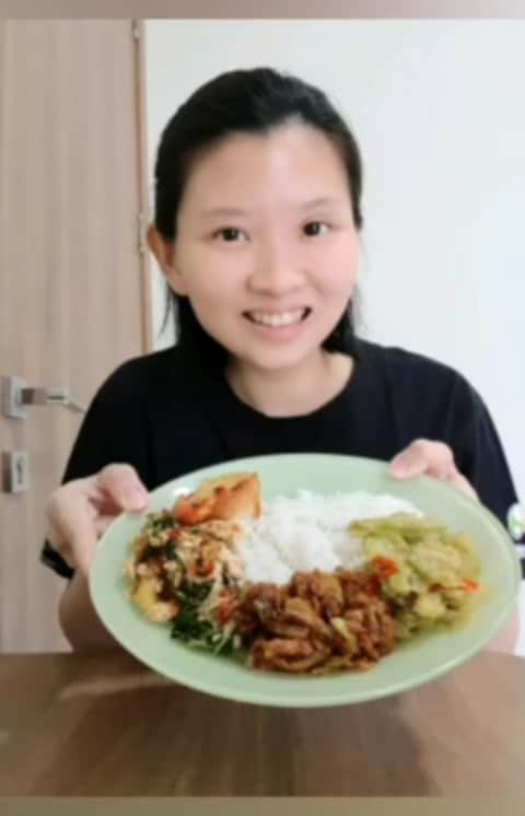 デビー・スサントのインスタグラム：「#makansiang #makananindonesia #mukbang #dirumahaja #masak #debbysusanto #staysafe #makanenak」