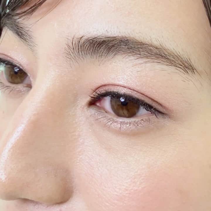 Beauty & Co. のインスタグラム：「2020年春夏のトレンドカラー「青みピンク」🌸 肌の透明感を引き立ててくれるカラーで、甘すぎない大人の ワントーンメイクにトライして！ #メイク #アイシャドウ #チーク #リップ #ピンクメイク」