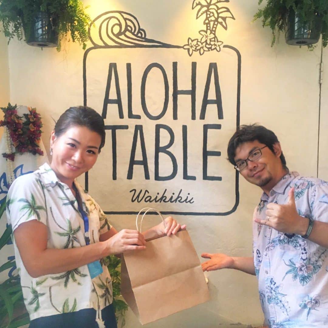 マキ・コニクソンさんのインスタグラム写真 - (マキ・コニクソンInstagram)「今日のディナーはUber Eatsで”Aloha Table” ！残念ながら明日が最後のテイクアウト営業。😢しばしの我慢。 しっかしUber Eatsは便利だね。玄関の前にオーダーしたお料理を置いといてくれるから誰にも会わなくて大丈夫。今の状況には有り難いシステム！ヒビ君あやちゃん確かにお料理受け取りましたよぉ！👍🏼 今日はロコモコとガーリックフライドライスとコブサラダをオーダーしました！ デミグラソースも別の容器に入ってきてバッチリ！やっぱり王道アロハテーブルは外しがなくて何食べても美味しい！ヒビ君あやちゃんとっても美味しかったです。ご馳走様でした！🙏🏻お店がオープンしたら必ず行きます！それまで元気でねー！😊 #ハワイの美味しいお店のおすそ分け🤙🏼 #頑張れハワイ！#頑張れ世界🌏 #頑張れロコレストラン💪🏼」3月31日 14時55分 - makikonikson