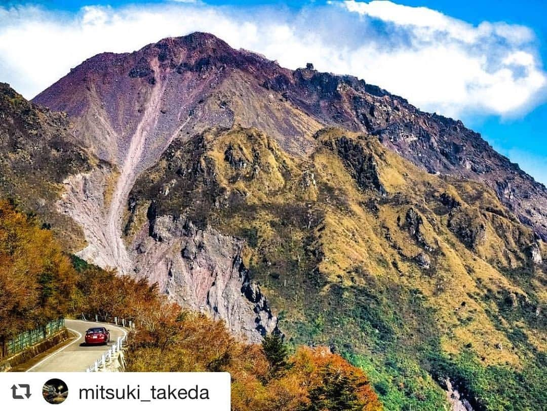 雲仙仁田峠プレミアムナイトのインスタグラム：「環境省×東京カメラ部 日本の国立公園フォトコンテスト2019 ©︎環境省 国立公園部門賞 雲仙天草国立公園で竹田満輝さん @mitsuki_takeda が入賞✨ ということで、シェアさせていただきます！ おめでとうございます！ 紅葉と迫力の平成新山⛰素晴らしい写真です✨ . 竹田様には#雲仙仁田峠プレミアムナイト のお写真も昨年撮影いただきました！ 本当におめでとうございます！ * 📅 20181024 💬 秋の展望・平成新山 🌐 Minamishimabara Nagasaki Japan * 仁田峠第二展望所から望む平成新山。 昨年撮影した一枚です。 【Remake,Repost】 * 仁田峠への入口は雲仙市内にあるので、この循環道路の途中にある仁田峠第二展望所も、勝手に雲仙市内だと思っていたら南島原市だったという思い出。  因みに、平成新山は島原市らしい。 * 今年も行きたいが、どうかな？行けるかな？ * OLYMPUS OM-D E-M1 M.ZUIKO DIGITAL ED 12-40mm F2.8 PRO * Exposure time 1/640s f/7.1 ISO-200 Focal length 40mm (35mm判換算:80mm) * #雲仙天草国立公園 #平成新山 #仁田峠第二展望所  #nationalparksjp #Love_bestjapan #Lovers_Nippon #ptk_japan #japan_daytime_view #team_jp_  #tokyocameraclub #yokaphoto  #kyushuambassador  #nagasaki365  #nagasakitours  #wu_japan #best_moments_nature  #Nipponpic  #sorakataphoto #EXPLOREJAPAN  #bestphoto_japan #japan_of_insta  #IG_PHOS  #whim_life  #daily_photo_jpn  #pt_life_  #visitjapanjp #japan_great_view #colore_de_saison #nationalparksjp2019contest」