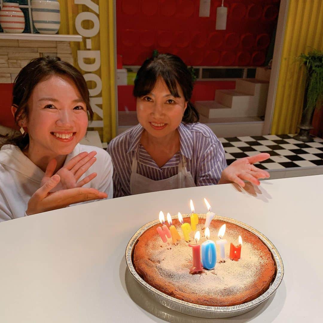 北海道放送「今日ドキッ!」さんのインスタグラム写真 - (北海道放送「今日ドキッ!」Instagram)「きょうの ごはんにしよう！ で 水餃子を教えてくださる大澄先生が なんと✨ 今日ドキッ！の10周年のお祝いにチーズケーキを作ってくださいました😆❤️ じゃがいもが入った ちょっぴり斬新なチーズケーキ…🥰 写真2枚目の金城アナ とっても嬉しそう！ (金城アナが10歳の誕生日に見える…？🤣) このあと 16時すぎから とっても美味しいニラたっぷり水餃子を紹介します🥢 お子さんと一緒に作っても楽しいレシピなので ぜひご覧ください✨  #今日ドキッ #10周年 #チーズケーキ #ありがとうございます！ #大澄かほる 先生 #金城茉里奈」3月31日 15時15分 - hbc_kyodoki