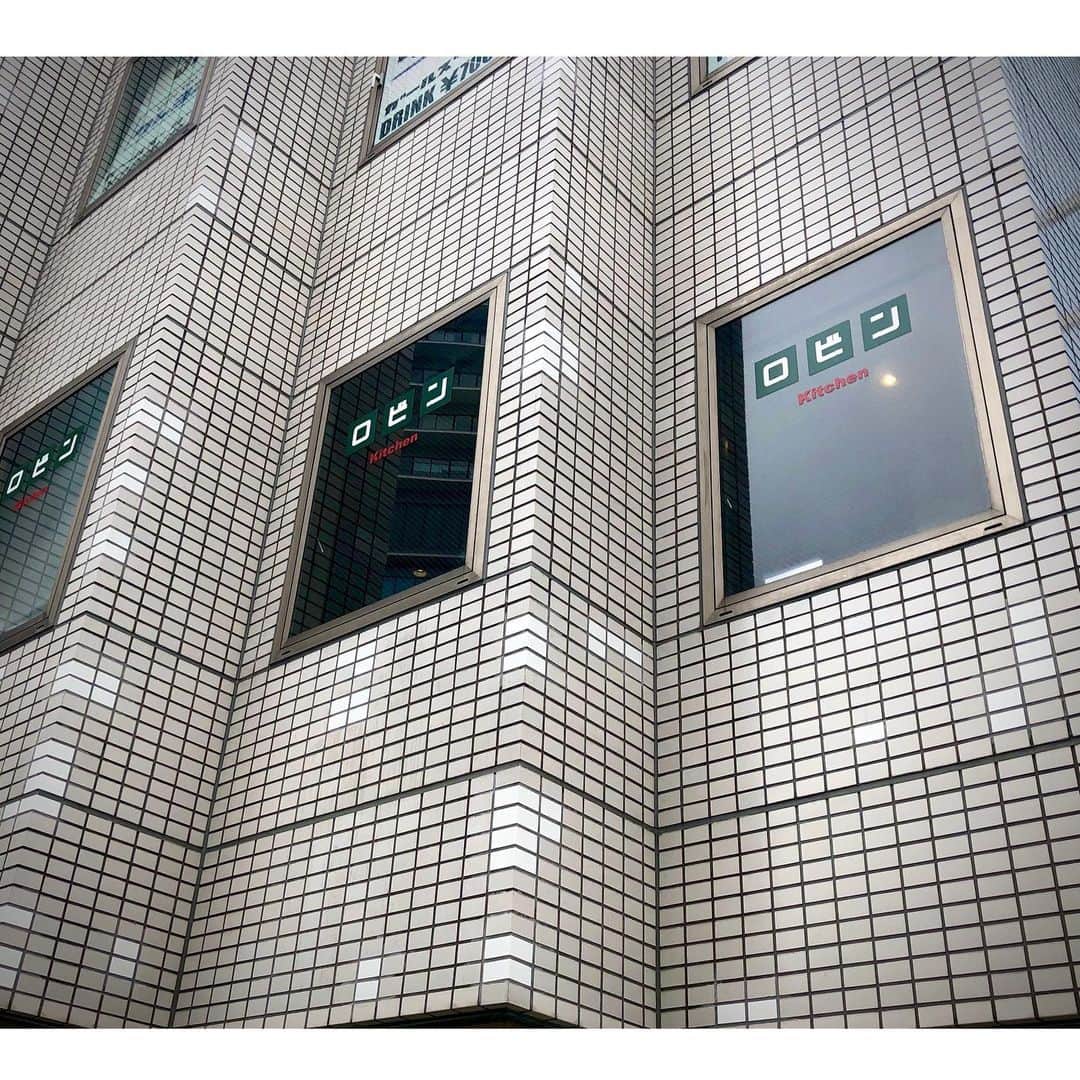 青山草太さんのインスタグラム写真 - (青山草太Instagram)「笹塚にある洋食屋「ロビン」。 前は別の場所にあった様ですが こちらに移転されたと聞きました。  学生さんが多いかな？と思いましたが年配の方も多く、移転する前から愛されていたお店なんだなと感じました。  カツカレーをとも思いましたが今回はハンバーグカレーを（笑）  ハンバーグを切らなくても溢れてくる肉汁が食欲をそそり、音味に少しくる辛味がまた食欲に拍車がかかり、休む間もなく完食。  今度は、スパゲティーを頼もう。  #青山草太#sotaaoyama #日本#japan #渋谷#shibuya #笹塚#sasazuka  #ランチ#lunch  #ロビン#カレー#curry  #ハンバーグカレー #美味しく#いただきました」3月31日 15時15分 - sotaaoyama