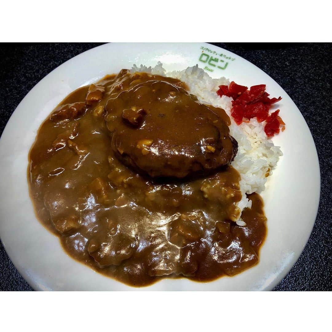 青山草太さんのインスタグラム写真 - (青山草太Instagram)「笹塚にある洋食屋「ロビン」。 前は別の場所にあった様ですが こちらに移転されたと聞きました。  学生さんが多いかな？と思いましたが年配の方も多く、移転する前から愛されていたお店なんだなと感じました。  カツカレーをとも思いましたが今回はハンバーグカレーを（笑）  ハンバーグを切らなくても溢れてくる肉汁が食欲をそそり、音味に少しくる辛味がまた食欲に拍車がかかり、休む間もなく完食。  今度は、スパゲティーを頼もう。  #青山草太#sotaaoyama #日本#japan #渋谷#shibuya #笹塚#sasazuka  #ランチ#lunch  #ロビン#カレー#curry  #ハンバーグカレー #美味しく#いただきました」3月31日 15時15分 - sotaaoyama