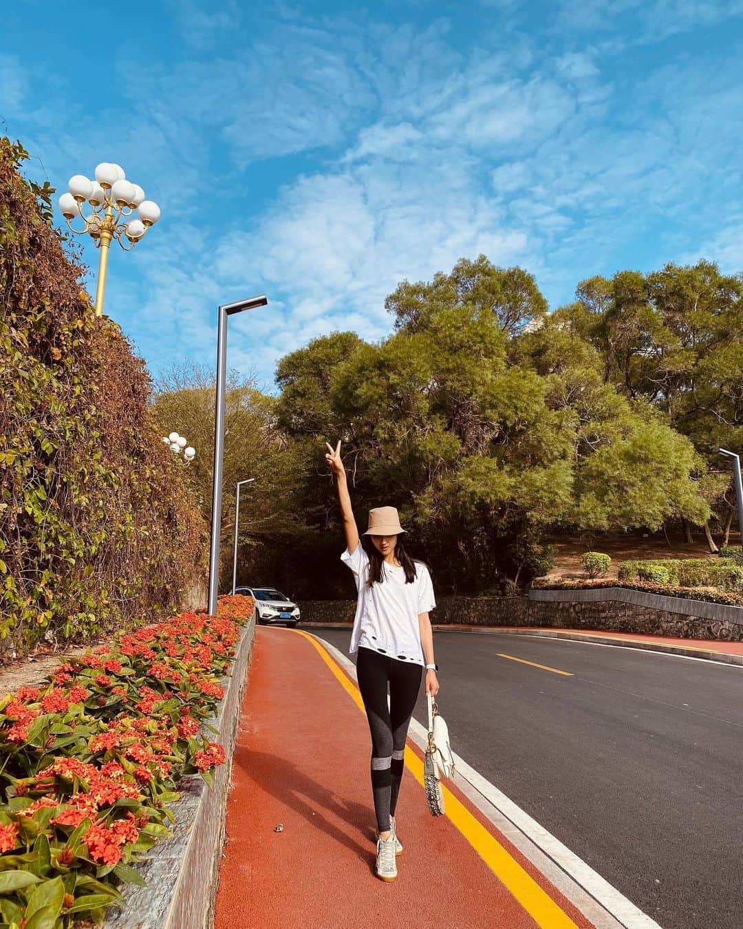 ルピン・ワンのインスタグラム：「Social distance...」