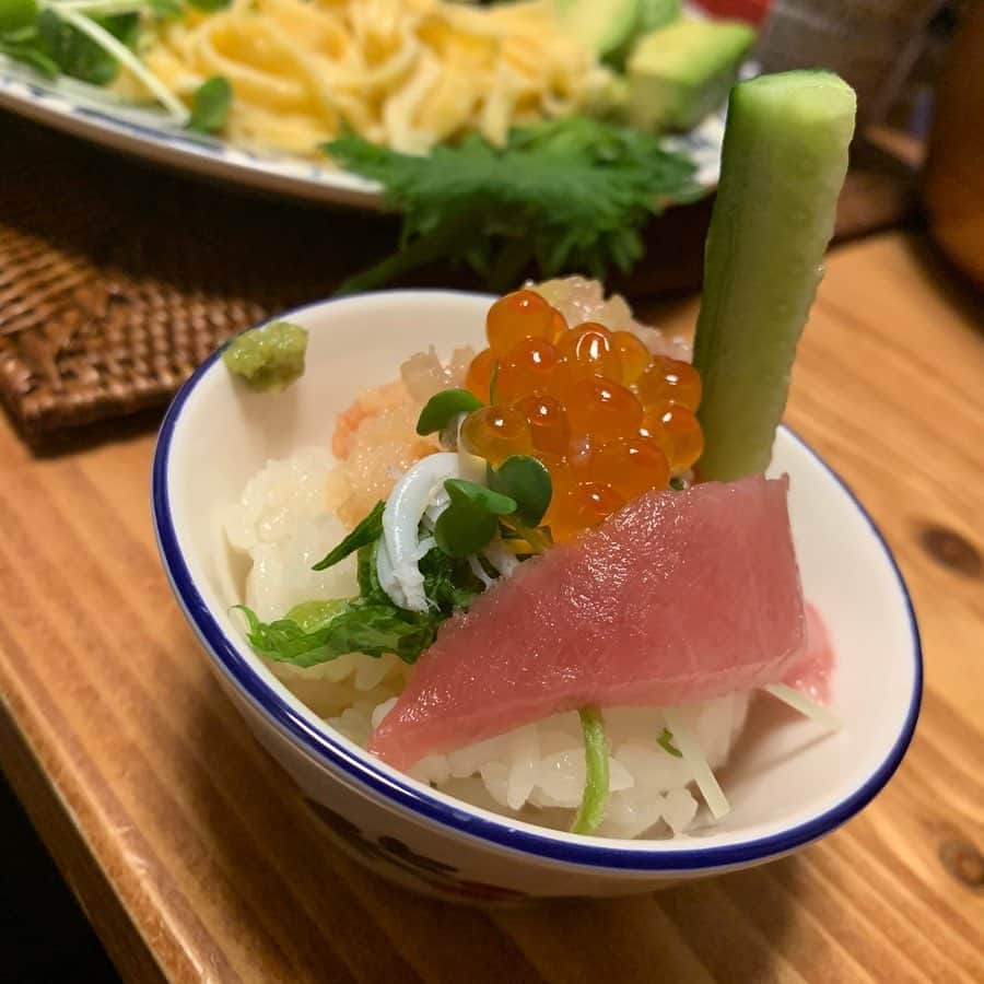 増田有華さんのインスタグラム写真 - (増田有華Instagram)「＊ 先日、母が東京に来てくれたので手巻き寿司ぃをしました。  はじめてやった！！！ 酢飯作ったのはじめてーーー！錦糸卵も😙うまくできました。 おひつがなかったので、冷ましてからはまた炊飯器に笑  魚や野菜の盛り付けが楽しくて楽しくて！一手間加える度に、にやにやしてました🥰  最初は丁寧に巻いてたけど、後半はどんどん雑に笑 自分で好きな具材を巻けるのが楽しいですよね。  最後は海苔がなくなったので超ミニ海鮮丼。きゅうりはみ出しver.🛳 めちゃめちゃ余ったので、次の日は全乗せ海鮮丼にしました。笑  食材調達から楽しめた手巻き寿司ぃ、またやりたいと思います。 ・ ・ 自宅で外出自粛してるからこそ、食は楽しみたい！ スーパーにも何回も行くのは良くないので、爆買いにならないくらいの量で2.3日分くらいの食材を買うようにしています。 助け合いながら、乗り越えていきたいものです。 自宅にいながら楽しめる何かがあったら、是非教えてくださいっ！！ ・ 皆さんの毎日が豊かで、穏やかなものでありますように🌸 ・ ・ ・ #私の地域では #スーパー平常運転 #食材たくさんありました #流通のみなさまに感謝です #コロナに負けるな！ #増田飯ぃ #手巻き寿司 #つくりおきおかず  #つくりおきレシピ  #つくおき #健康オタク  #作り置きおかず  #作り置き冷凍 #食 #自炊 #おうちごはん #お家ご飯 #ひとりごはん #料理好き #体質改善 #cooking #cook #cooklife #smile #enjoy #beauty #eat #instagood #recipe #japanesegirl」3月31日 15時16分 - masuyuka_official
