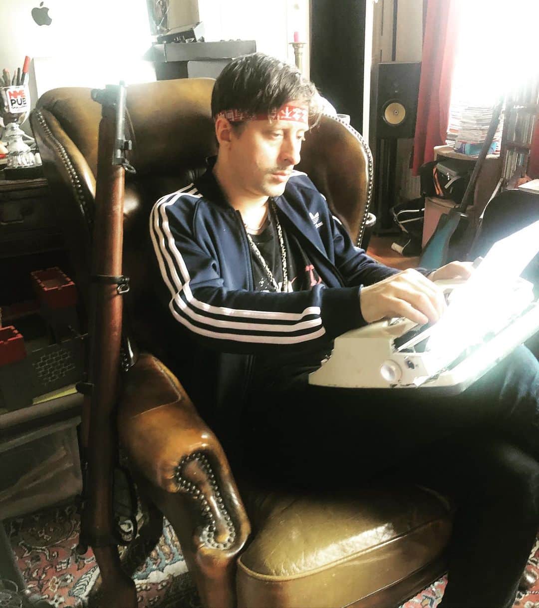 カール・バラーのインスタグラム：「Cracking on in the days of corona. I’m not used to the whole world feeling so existential. Makes me feel quite normal x」