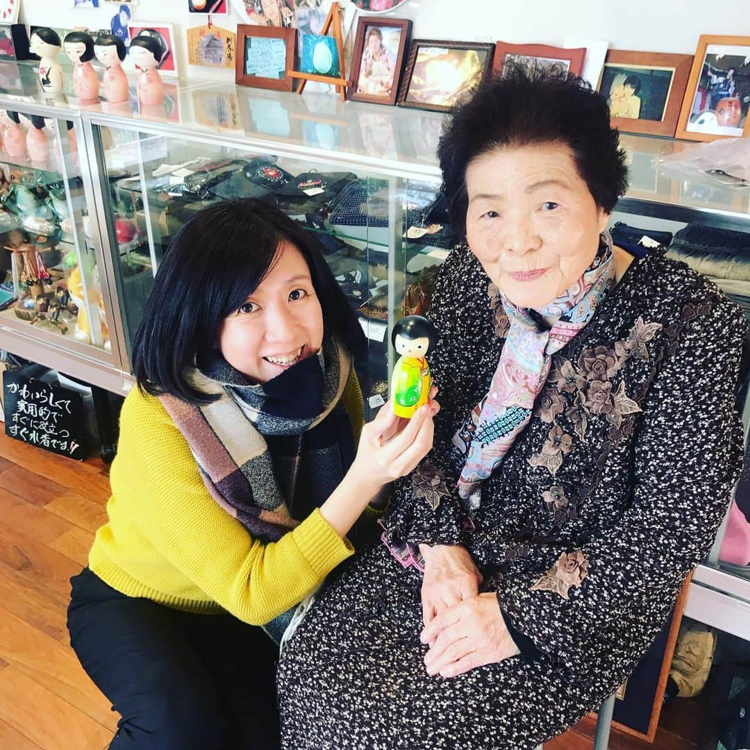 三隅有里子さんのインスタグラム写真 - (三隅有里子Instagram)「* 68年の時を経て、今日八ッ場ダムが完成しました。ニュースでは川原湯温泉で土産店を営む女性樋田さんの想いを特集でお送りしました。 樋田さんは、2014年に吉田キャスターが取材をしていて、その時に頂いた「八ッ場未完成こけし」に、完成を記念して色付けをしてもらいました。樋田さんが選んだのは八ッ場の湖面をイメージした、鮮やかなグリーン。とても前向きな明るいこけしに仕上がりました。 また樋田さんは完成の日の今日、3月31日が誕生日で91歳を迎えました。インタビューで、「91歳で一から出直す」とお話していました。なんて前向きで素敵なんだ✨これからもお元気で八ッ場の歴史を語り継いでもらいたいです。 ちなみに完成した「未完成こけし」は元の持ち主、吉田キャスターにお返ししました！  #ニュース #ニュースeye8 #ニュース特集 #八ッ場ダム #きょう完成 #八ッ場未完成こけし #こけし #長野原町 #naganohara #群馬 #gunma  #群馬テレビ #群テレ #gtv #アナウンサー  #局アナ #局アナの仕事 #地方局で働くということ #新型コロナに負けない」4月1日 1時00分 - misumi_gtv