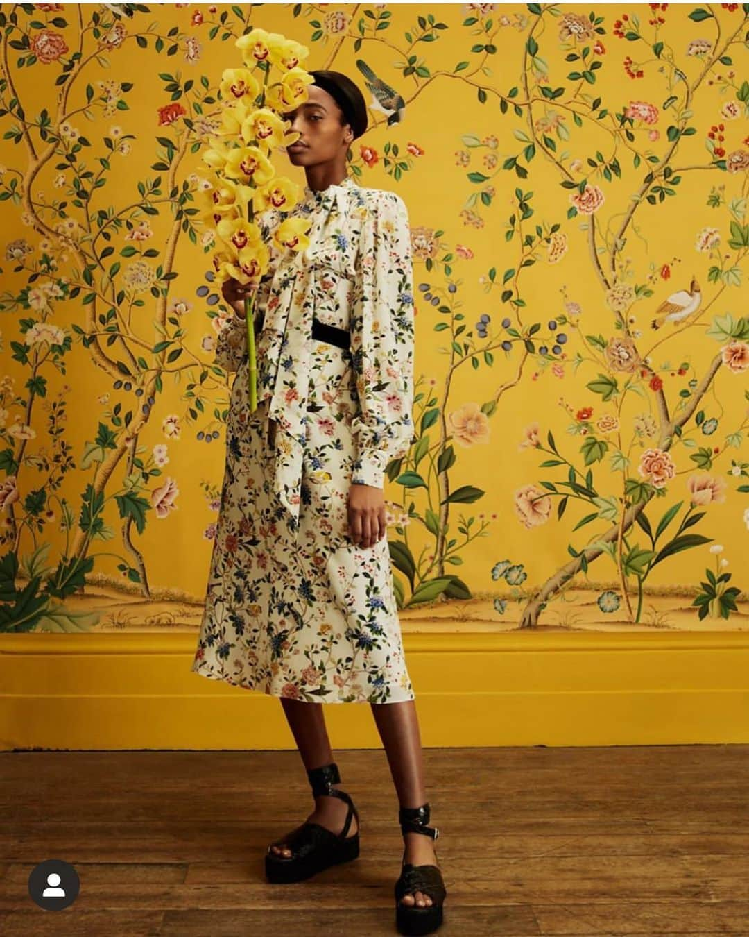 Roxy Sowlaty Interiorsさんのインスタグラム写真 - (Roxy Sowlaty InteriorsInstagram)「Obsessed with @erdem x @degournay 💛🌸」4月1日 1時13分 - roxysowlatyinteriors