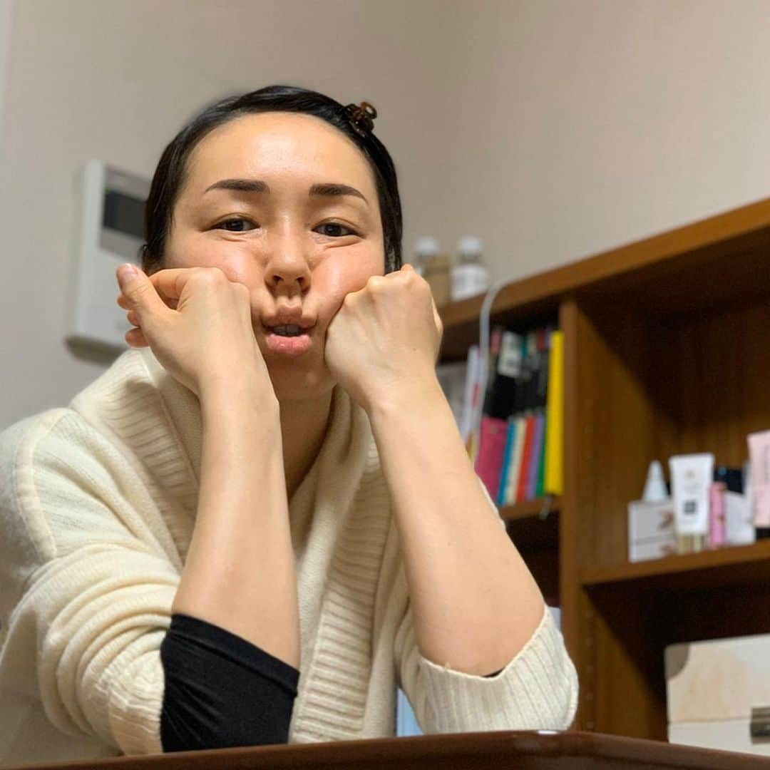 宮川美保のインスタグラム：「ほおづえしてる時、こんな顔になる時あるのね。 #ほおづえポーズ #太眉」