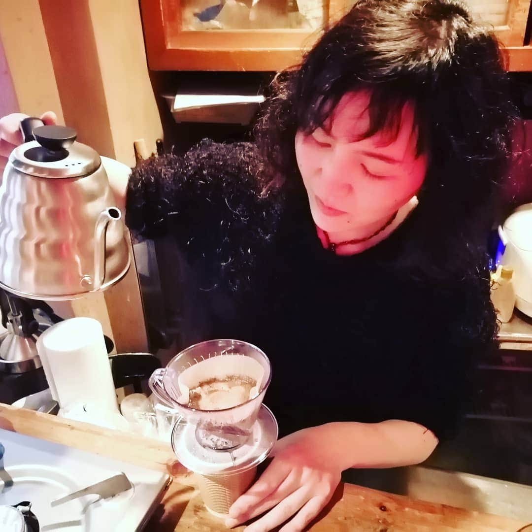 川村由紀さんのインスタグラム写真 - (川村由紀Instagram)「オーガニックのドリップコーヒーとホットサンド、オニオンツナチーズ、ハムチーズ、ツナタマゴの三種が現状。。もうすぐガパオライスのガパオを挟み出したり…徐々に変化球にもハマってゆく予感。。」4月1日 1時45分 - yukikawamura821