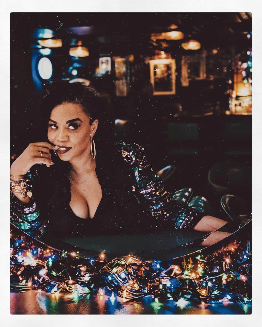 カミラ・マーシャルのインスタグラム：「NOTE: Currently in LEGGINGS and a SWEATSHIRT. ✨ HOW ARE YOU FEELING? WHAT are DOING to keep your SPIRITS UP???💫 Tell me HOW it’s all GOING!!!! • • 📸 @sylmac #theblueroom #divebar #womenwithsoul #sequins #californialife」