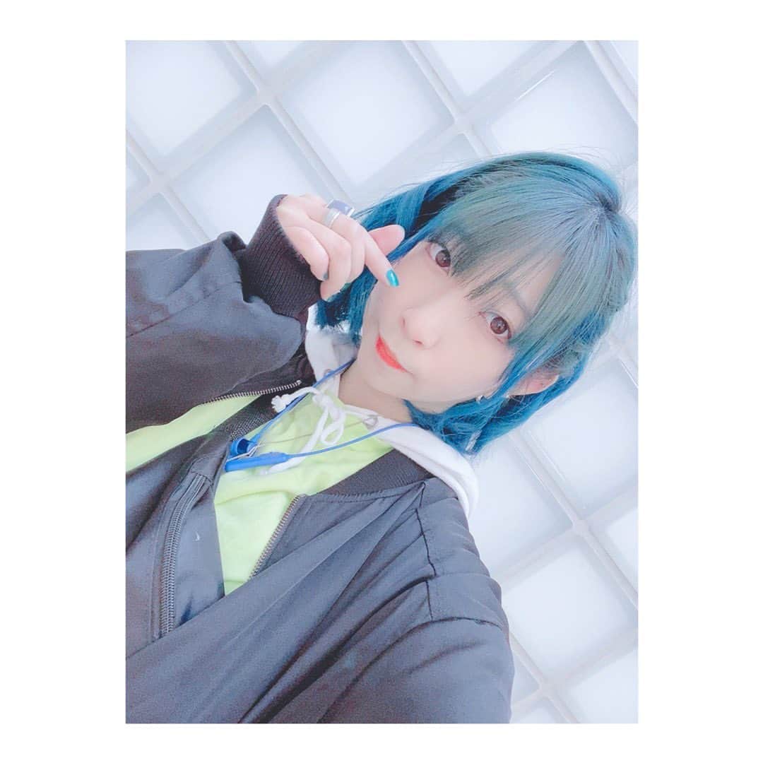 佐藤梨菜のインスタグラム：「復活🔹！！ #青髪  #派手髪 #bluehair #FEAM #idol #いいね #좋아요 #좋아요환영 #팔로우미」