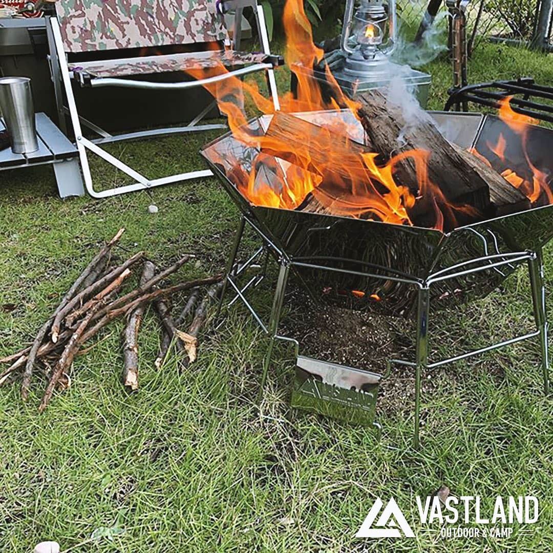 VASTLANDさんのインスタグラム写真 - (VASTLANDInstagram)「【VASTLAND×REPOST】 . .. キャンプに行ったら自然のものを活用して野営を楽しみたいですねー⛺️✨ . 落ちてる木を拾ってきたり、着火剤になる松ぼっくりを拾ってみたり🌿 . オクタゴンロは燃焼効率が良いのでバトニングしなくっても薪がしっかり燃えますよ🔥 . .. Photo by  @ohyan2121_sotoasobist 様 投稿ありがとうございます！ . .. VASTLAND公式アカウントでのリポスト希望の方は【#VASTLANDリポート】を付けてVASTLAND製品をご投稿ください！ . .. ・掲載ギア・ #オクタゴンロ . .. ▲▽掲載ギアはプロフィールのリンク（ @vastland.jp )もしくは、画像をタップしてチェック！▽▲ . .. ※コメントやDMに返信できない場合がございますので、製品やサポートに関するお問い合わせは、弊社問い合わせフォームからよろしくお願いします。 . .. #VASTLAND #ヴァストランド #焚き火 #焚き火台 #キャンプファイア #キャンプファイアー #キャンプ #秋キャンプ #夏キャンプ #camp #camping #キャンプギア #キャンプ道具 #キャンプ用品 #ソロキャンプ #デイキャンプ #ファミリーキャンプ #ファミキャン #グルキャン #ソロキャン #オートキャンプ #キャンパー #アウトドア #アウトドア用品 #アウトドアギア #キャンプ料理 #キャンプ飯」3月31日 17時05分 - vastland.jp