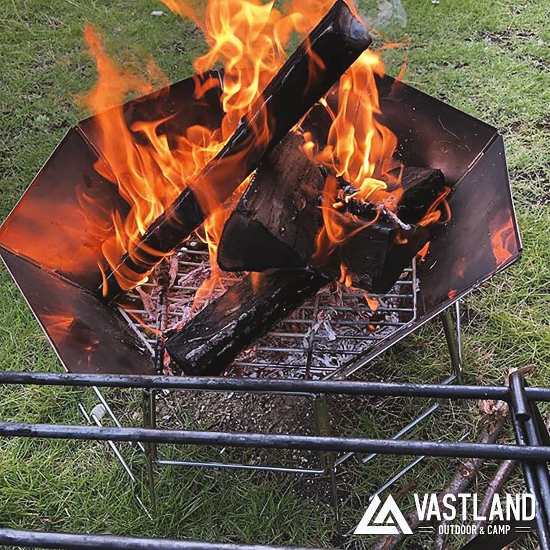 VASTLANDさんのインスタグラム写真 - (VASTLANDInstagram)「【VASTLAND×REPOST】 . .. キャンプに行ったら自然のものを活用して野営を楽しみたいですねー⛺️✨ . 落ちてる木を拾ってきたり、着火剤になる松ぼっくりを拾ってみたり🌿 . オクタゴンロは燃焼効率が良いのでバトニングしなくっても薪がしっかり燃えますよ🔥 . .. Photo by  @ohyan2121_sotoasobist 様 投稿ありがとうございます！ . .. VASTLAND公式アカウントでのリポスト希望の方は【#VASTLANDリポート】を付けてVASTLAND製品をご投稿ください！ . .. ・掲載ギア・ #オクタゴンロ . .. ▲▽掲載ギアはプロフィールのリンク（ @vastland.jp )もしくは、画像をタップしてチェック！▽▲ . .. ※コメントやDMに返信できない場合がございますので、製品やサポートに関するお問い合わせは、弊社問い合わせフォームからよろしくお願いします。 . .. #VASTLAND #ヴァストランド #焚き火 #焚き火台 #キャンプファイア #キャンプファイアー #キャンプ #秋キャンプ #夏キャンプ #camp #camping #キャンプギア #キャンプ道具 #キャンプ用品 #ソロキャンプ #デイキャンプ #ファミリーキャンプ #ファミキャン #グルキャン #ソロキャン #オートキャンプ #キャンパー #アウトドア #アウトドア用品 #アウトドアギア #キャンプ料理 #キャンプ飯」3月31日 17時05分 - vastland.jp