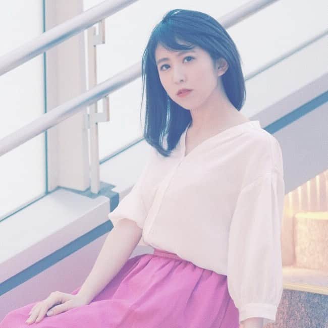 井上麗夢のインスタグラム：「🌸﻿ ﻿ せっかくお家にいるし、﻿ さあお部屋綺麗にしよう！﻿ とか思っても意外と﻿ ベッドでゴロゴロしてるだけなのよねぇ﻿ ﻿ #撮影﻿ #ポートレート﻿ #ポートレートモデル」