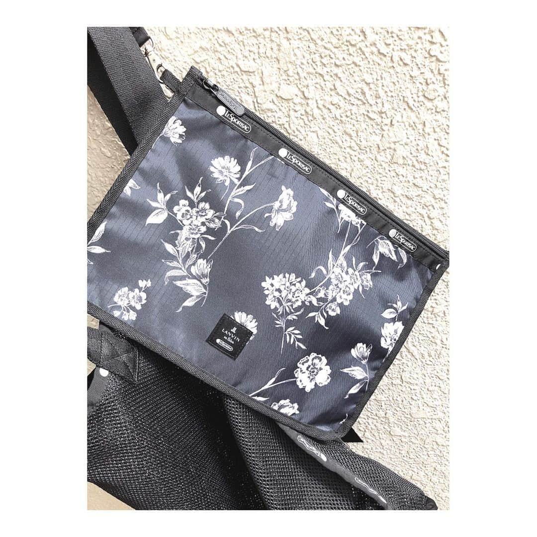 理絵さんのインスタグラム写真 - (理絵Instagram)「LeSportsac × LANVIN en Bleu  ランバンオンブルー × レスポートサック コラボ別注バッグのトートバッグです  ブラックとホワイトがあったのですがメッシュなのでブラックでも見た目が重く感じないかなと  ほかにもリュックやポーチやショルダーバッグなどもありました  4/3より販売スタートですよ  #lanvinenbleu #ランバンオンブルー #トート #トートバッグ #レスポートサック #lesportsac #コラボ #tokyo #japan」3月31日 17時08分 - ____rie____