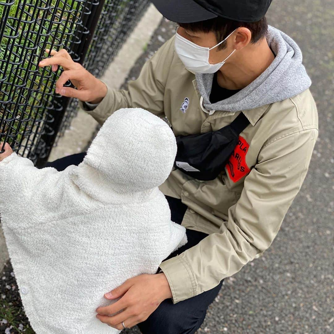 佐藤謙介さんのインスタグラム写真 - (佐藤謙介Instagram)「. 少しだけ散歩🚶‍♂️ もうすぐ息子も1歳。 まだ歩けません😐  #soccerjunky #サッカージャンキー #サッカーナッツ #coquette_enfants #familiar #claudiopandiani #引きこもり#散歩#息子 #泣き虫 #誰に似たのか」3月31日 17時09分 - ks080119