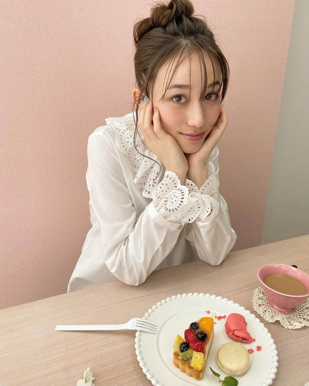 のインスタグラム：「. オフショット🌸 . 早くあったかくならないかなぁ🌷 春服きてお出かけしたい🙄🙄🙄 . . #撮影 #モデル #春服 #ナチュラルメイク #お団子ヘア #ティータイム」