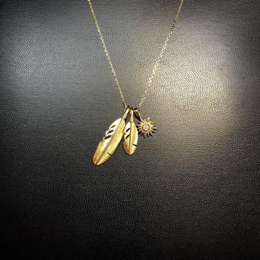 常岡康弘さんのインスタグラム写真 - (常岡康弘Instagram)「K18YG / feather & sun necklace. . 中心にダイヤモンドを入れた太陽モチーフとフェザーの重ねづけ💫 . #tsuneokajewelry#太陽#フェザー#ゴールド#ネックレス#ハンドメイド#重ねづけ#ジュエリー」3月31日 17時32分 - tsuneokajewelry