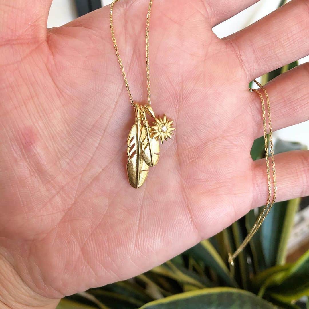 のインスタグラム：「K18YG / feather & sun necklace. . 中心にダイヤモンドを入れた太陽モチーフとフェザーの重ねづけ💫 . #tsuneokajewelry#太陽#フェザー#ゴールド#ネックレス#ハンドメイド#重ねづけ#ジュエリー」