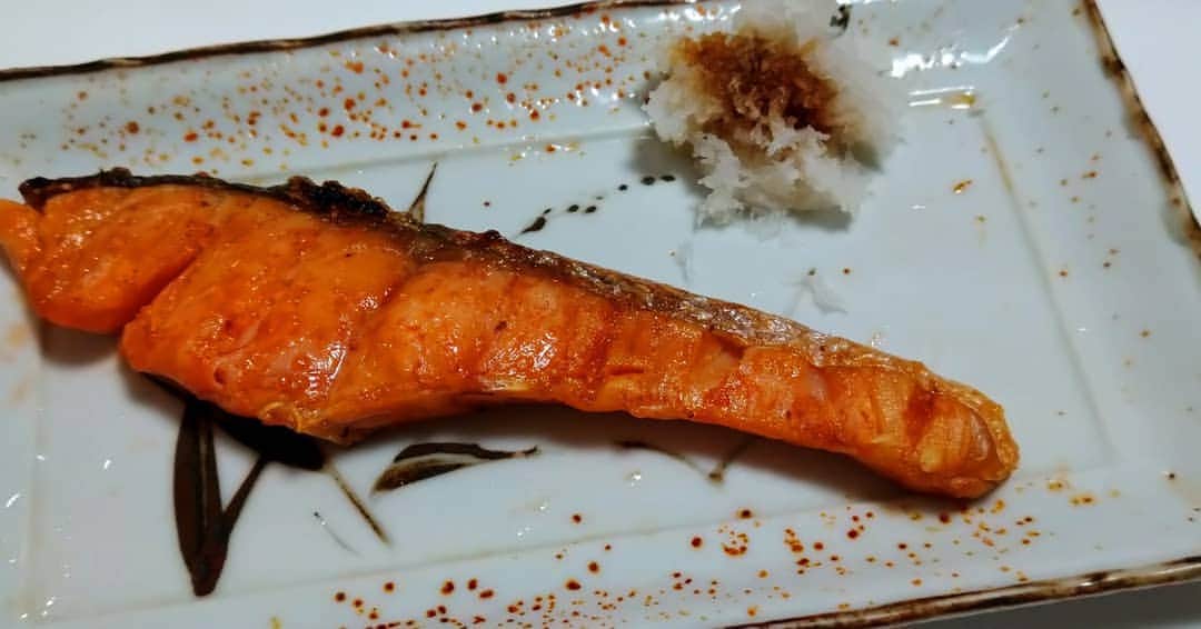 浅乃ハルミさんのインスタグラム写真 - (浅乃ハルミInstagram)「焼魚の日。食べては焼いて食べては焼いて…。笑 お皿はじいちゃん家でも小さい頃から使っていた物。安物だけど思い出いっぱいで変えられない。 ずっとこのお皿でお魚食べてる。」3月31日 17時46分 - harumiasano_