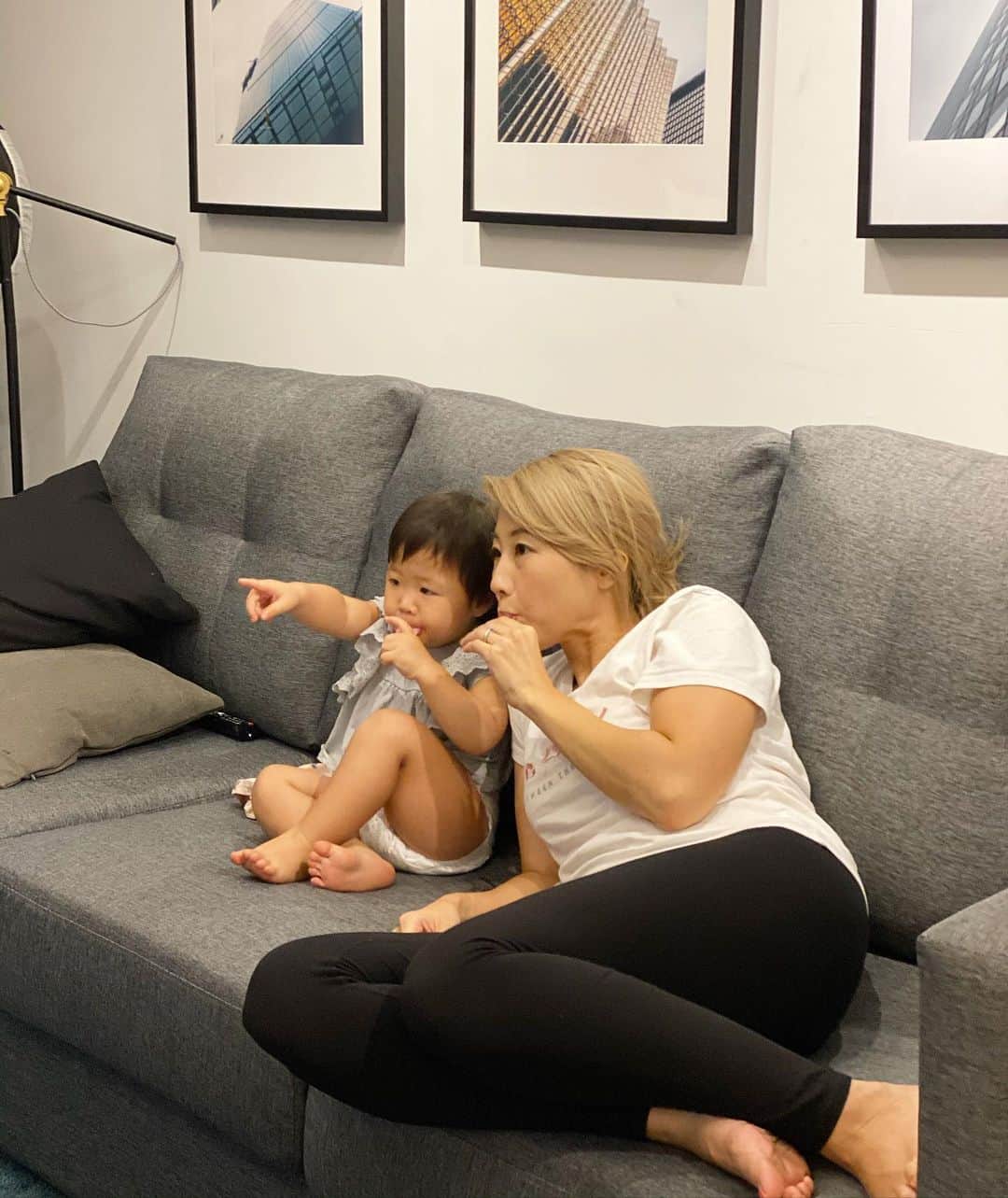 のインスタグラム：「Look, it’s Toto! (i.e. Totoro)﻿ Watching Pudding’s favorite Ghibli movie together and splitting an ice pop❤️ Her attention span doesn’t usually last very long, but with Totoro she will actually sit and watch it for while, even cracking up at certain scenes😊 ﻿ ﻿ わっ！トトだ！(トトロのことw）﻿ プリンのお気に入りジブリ映画を見ながら、ポッキンアイスを半分こ😊 普段は集中力があまり続きませんが、トトロは結構見るんです！一部のシーンではめっちゃ笑ったり🤣 トト、トト、トトずっと言ってますw﻿ ﻿ 完全に別件ですが、お願いがあります☆﻿ 世界中が家にいるこの状況の中、オンラインでオフ会をやる方法はないかなと考えています。そこで、100人でビデオ会議ができるZOOMというサービスを使おうと思っています。実際100人つながるとどんな感じになるのかを試してみたくて、今夜日本時間の23時にお試し会を開催します！ZOOMというアプリを入れていただき、23時になったらこちらのリンク https://us04web.zoom.us/j/852771533（プロフィールのトップにも貼っているので、そちらをコピペしてChromeかSafariで開く必要があります💦）を開いて、ジョインしてもらえたら嬉しいです！参加するために登録は不要です。﻿ ﻿ 先着100人までなので、入れない方もいるかと思いますが、入れた場合はせっかくなので質問を答えたりちょっとしたオフ会をさせていただきます。ビデオ会議ということで、可能な方は顔出しで（もしくは動物のお面を被って🤣) 参加してもらえたら嬉しいです。初めてトライするのでゴタゴタかもしれませんが、皆さんの力を借りてちょっと試してみれたらと思っています！」