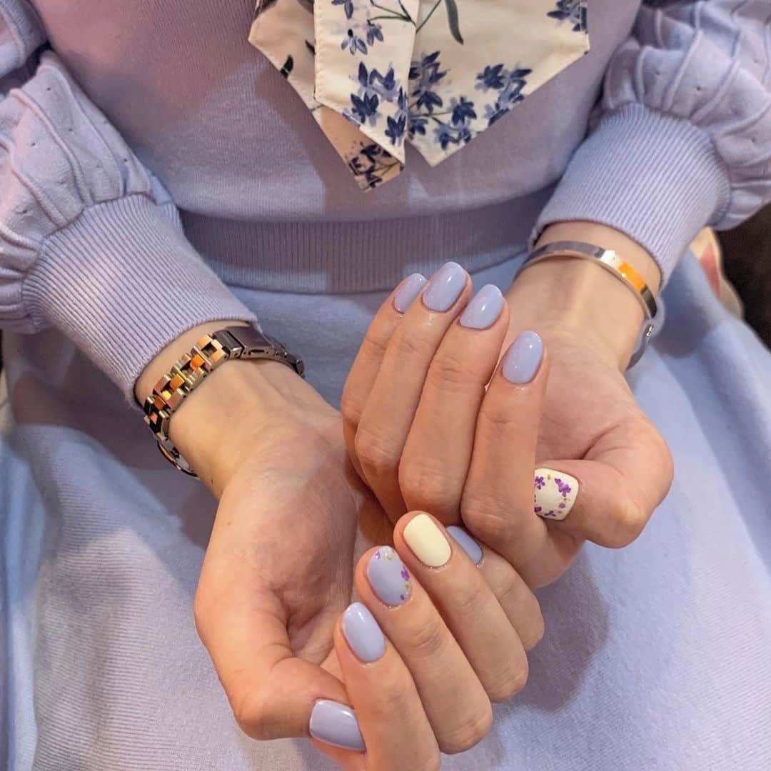 のインスタグラム：「. この春のネイルデザインは、パッと目を引くラベンダーカラーにしてみませんか？♡ 柔らかいカラーに小さめの花柄がちりばめられたデザインは、大人可愛い雰囲気を演出してくれる予感。 ラベンダーカラーの洋服と合わせたら、統一感のあるお洒落なコーデになれちゃいます。 . MERYでは他にも「かわいい」に近づくさまざまな情報を発信しています。 @mery.beauty コスメ・美容に特化した情報をお届け♡ @mery_spot 話題のカフェやお出かけスポットをご紹介！ こちらもぜひチェックしてみてください！ . . photo by @isxxnxsae . #MERY #regram #instagram #instanail #nail #naildesign #gelnail #handnail #네일스타그램 #ラベンダーネイル #手書きネイル #ペイントネイル #押し花ネイル #パープルネイル #ネイルデザイン #紫ネイル #ヴィンテージネイル #ラベンダー #春ネイル #ネイルデザイン #ラベンダーカラー #ネイル #ネイルデザイン2020 #ネイルサロン #ハンドネイル #ジェルネイル #お洒落 #お洒落さんと繋がりたい #MERY女子 #メリー」