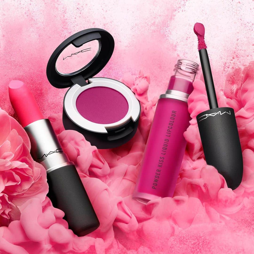 M∙A∙C Cosmetics Japanのインスタグラム：「ㅤ 【明日公式オンラインショップ先行発売】 ミスティマットな仕上がりが楽しめるパウダーキスシリーズから、リキッドリップとアイシャドウが登場🌸💕 ㅤ 公式オンライン限定色(1色)と全国発売の限定色(2色)を含む、計17色のリキッドリップと10色展開のパウダー キス アイシャドウをチェック✨ ㅤ 【公式オンラインショップ限定キャンペーン】 対象製品(パウダーキス リキッド リップカラー、 パウダーキス アイシャドウ、グロー プレイ ブラッシュ)のうちいずれか1製品を含む 税込8,250円以上購入のお客様にオリジナルポーチをプレゼント🎁 ポーチは2枚目をチェック👉 ㅤ *全国のM･A･Cカウンターでのプレゼントキャンペーンに つきましては、今回は実施を延期致します。実施時期が決まり次第、再度お知らせさせていただきます。 ㅤ *4月1日（水） 公式オンラインショップ先行発売 *4月3日（金） 全国 M·A·C カウンター発売 (ー部店舗は日程が異なります) ㅤ  ㅤ #MACPowderKiss #MACPowderKissLiquidLipcolour #MACPowderKissEyeshadow #MACパウダーキス ㅤ #MACCosmeticsJapan #MACCosmetics #MAC #MACコスメ #コスメ #メイク #化粧品 #デパコス #コスメ部 #コスメ好きさんと繋がりたい #コスメ紹介 #おすすめコスメ #新作コスメ #春メイク #春コスメ #ピンクメイク #オレンジメイク #テラコッタメイク #ブラウンメイク #トレンドメイク #アイシャドウ #リップ #マットリップ #リップメイク」