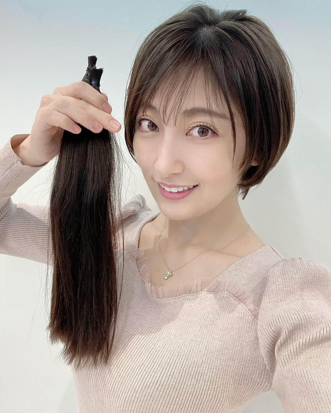 熊田曜子さんのインスタグラム写真 - (熊田曜子Instagram)「人生2度目のヘアドネーションをしたよ💇‍♀️ こんなに短いのは中学生のソフトボール部以来⚾️ フライデーデジタルさんで取材もして頂き ヘアドネーションや取材の様子をYouTube熊田曜子チャンネルにアップしたよ⤴️ ヘアドネーションが広まるといいなぁ✨  #ヘアドネーション　#ショートヘア　#寄付　#ウイッグ　#小児用ウイッグ　#美濃和紙手作り体験 ショート　#ボブショート　#sunvalley #担当　#渋谷　さん　#フライデーデジタル　#取材　#YouTube #熊田曜子チャンネル」3月31日 18時05分 - kumadayoko