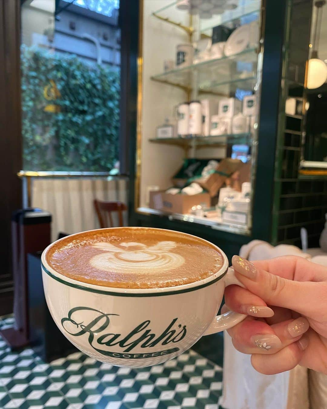 石黒美帆さんのインスタグラム写真 - (石黒美帆Instagram)「*﻿ いつだかのRalph's Coffee🧸﻿ 店内のインテリアもグッズもとても可愛いカフェ💚﻿ ﻿ 今はお家で映画漬けな毎日ですが﻿ またゆっくりお伺いしたいな😌﻿ ﻿ ピアスは @sheriche.official ♡ ﻿ ﻿ ﻿ ﻿ #Ralphscoffee#Ralphlauren#Ralphlaurencafe#coffee#coffeetime#ラルフローレン#ラルフズコーヒー#ラルフローレンカフェ#コーヒーショップ#東京カフェ#カフェ巡り#表参道#表参道カフェ」3月31日 18時06分 - miho_ishiguro