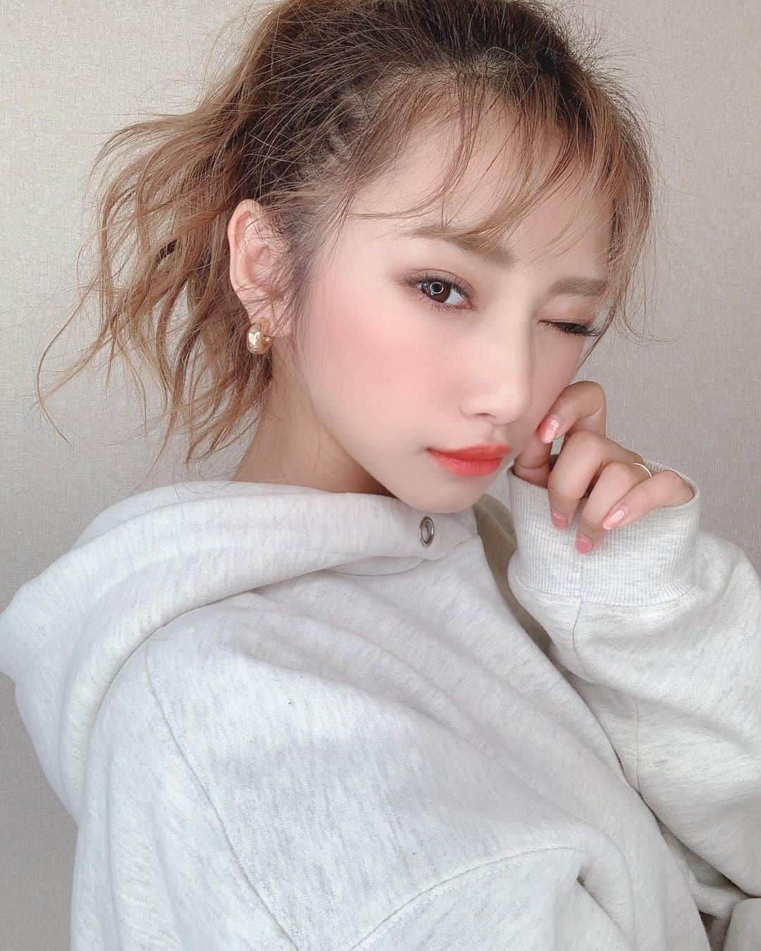 新井ニーニャのインスタグラム：「𝐖𝐢𝐧𝐤 が 下手🥀🥀🥀」