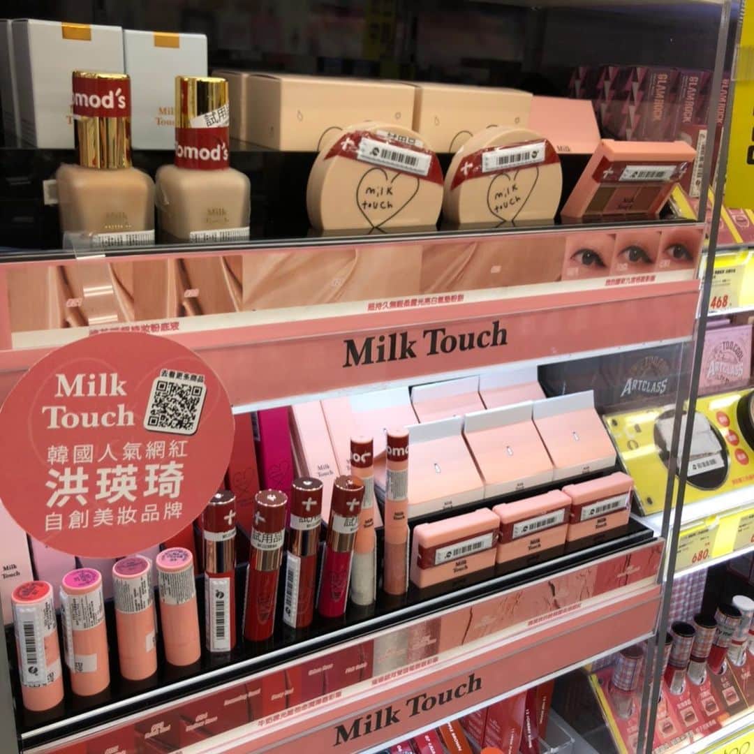 ホン・ヨンギさんのインスタグラム写真 - (ホン・ヨンギInstagram)「我們Milktouch在全台灣 Tomod's 32間店，首次上架開賣了！  我們歡慶登台活動4月29號，全面打85折活動，再請多多來我們Milktouch的櫃位逛逛♥  另外，我們Milktouch的商品在台灣也可以線上購買哦！請參考下面鏈接或搜尋"韓秀姬"  #台灣 #美妝 #韓國美妝  #彩妝 #底妝 #粉底 #韓國品牌 #新款化妝品 #精華液 #乳液 #肌膚管理」3月31日 18時17分 - kisy0729