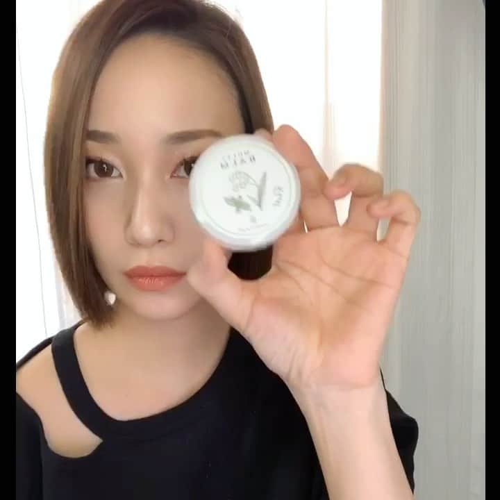 藤本奈月のインスタグラム：「お気に入りの香りで、1日を過ごす。 練り香水としても、ヘアアレンジにも使えるマルチバーム。 濡れ髪アレンジに使ってみたよ！ とてもナチュラルな香りで癒される🥰 . . .  @hnb_official_japan  #grefas #グレファス #バーム #マルチバーム #香りのある暮らし」