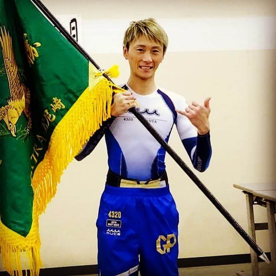 峰竜太さんのインスタグラム写真 - (峰竜太Instagram)「記念復帰戦優勝andハッピーバースデイ優勝 できました‼️ 正直不安いっぱいだったんで、一般戦で頑張ってきた事が報われてよかった！ でもテクニックも記念離れると落ちてる事実感できたんで、また記念レーサーのみなさんに鍛えてもらってきます！ たくさんの応援ありがとう！ special thanks‼️ 今の緊張事態の日本を復活させるのは、みんな1人1人の行動が死ぬほど大切‼️ 新型コロナは人が死んでいく感染症てことをもっかい自覚して、家族、仲間、周りのみんなが死なないように、みんなで１つになろう。 #ステイホーム 感染してからじゃ後悔しても遅い。 仕事、ストレス、生活できない とりあえず死ぬ事まではいかないから、なんとか我慢して、コロナを撲滅しよう！ 自分を守ることが日本を守ります！ 僕ができることはやっていきます！ 今こそみんなで１つになろう！ ALOHA.  #ボートレース尼崎 #周年記念 #優勝 #ハッピーバースデイウィン #最高すぎるぜ #コロナ撃退 #ステイホーム #我慢しかない #死んだら終わり #未来はある #がんばろう日本 #がんばろうみんな #arigato #specialthanks  #aloha」3月31日 18時25分 - ryuta.4320