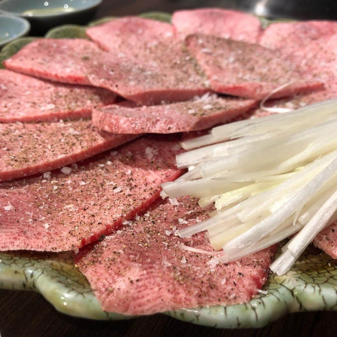 東京肉レポートさんのインスタグラム写真 - (東京肉レポートInstagram)「狭くて煙くて予約も取れないけど、何故か居心地最高の「らいもん」！やっぱり黒タンは痺れる旨さです！  価格帯：15,000円〜20,000円 オススメメニュー：タン、冷麺  Ranked top by a gourmet website, “Raimon” has been the most difficult-to-reserve yakiniku restaurant in Tokyo ! Needless to say, the Wagyu beef offered there are supreme !  #らいもん #赤坂 #赤坂グルメ #ハンバーガー #焼肉 #ステーキ #ユッケ #すき焼き #肉 #和牛 #牛 #グルメ #東京肉レポート #肉レポ #raimon #akasaka #hamburger #yakiniku #wagyu #beef #steak #instafood #food #foodie #barbecue #bbq #tokyo #tokyo_wagyu_report」3月31日 18時39分 - tokyo_wagyu_report