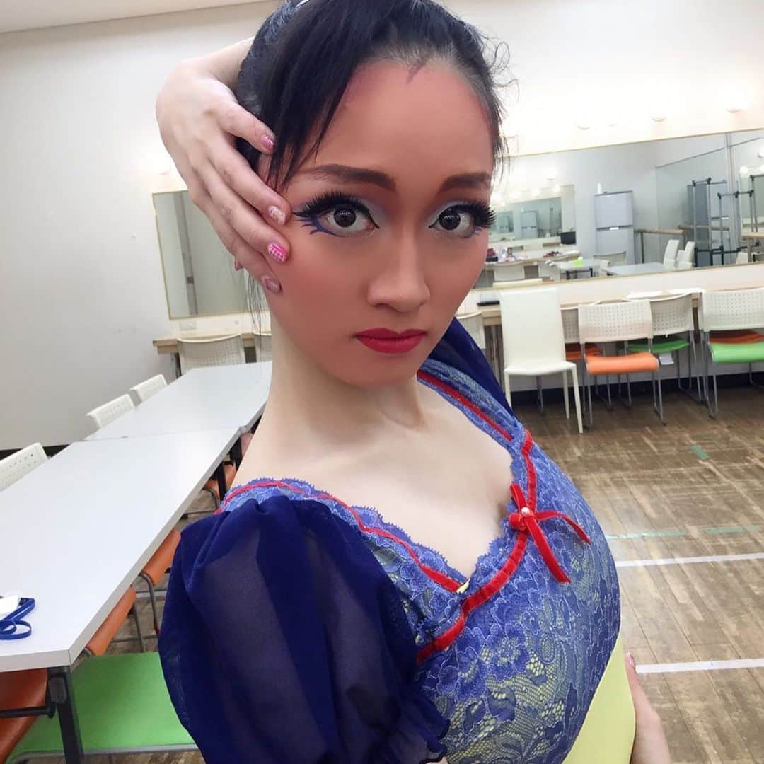 のインスタグラム：「今夜、YouTubeに公開する動画は ✨神回✨です！ 元タカラジェンヌ、彩羽真矢さんに 人生初の宝塚男役メイクをしてもらいました💃🕺 ヅカファン歴25年の私には最高でした💗お楽しみに〜♪ 二枚目の写真、首の色白い😂😂😂😂😂😂 #彩羽真矢 さん💗 #元宝塚#元タカラジェンヌ  #男役#男役メイク  #宝塚#宝塚男役#タカラジェンヌ #宝塚歌劇団#宝塚音楽学校 #神回#YouTube #ヅカオタ#ヅカヲタ#宝塚ファン#ヅカファン #宝塚あるある  #舞台女優#舞台メイク #バレエ大好き #吉本新喜劇#新喜劇 #よしもと新喜劇 #松浦景子 #バレリーナ#バレエ#バレエダンサー #バレエ芸人#バレリーナ芸人」