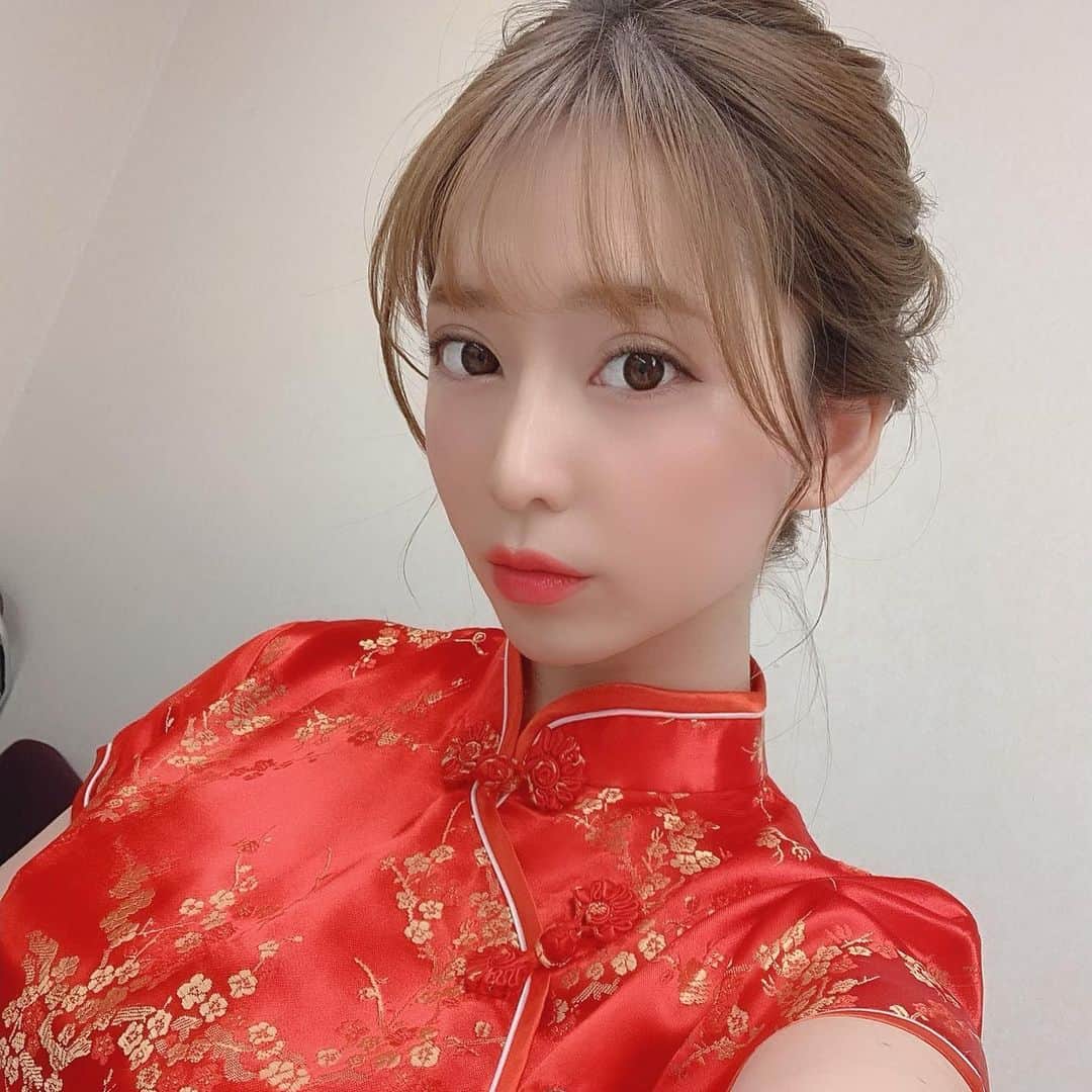 堀尾実咲のインスタグラム：「本日19:00〜21:48📺放送の「芸能人格付チェックBASIC2020」みてねっ＼(^o^)／ 瀬野ユリエちゃん相原美咲ちゃんといっしょにアシスタントしてます♥️ ・ ・ #芸能人格付けチェック #アシスタント #チャイナドレス」