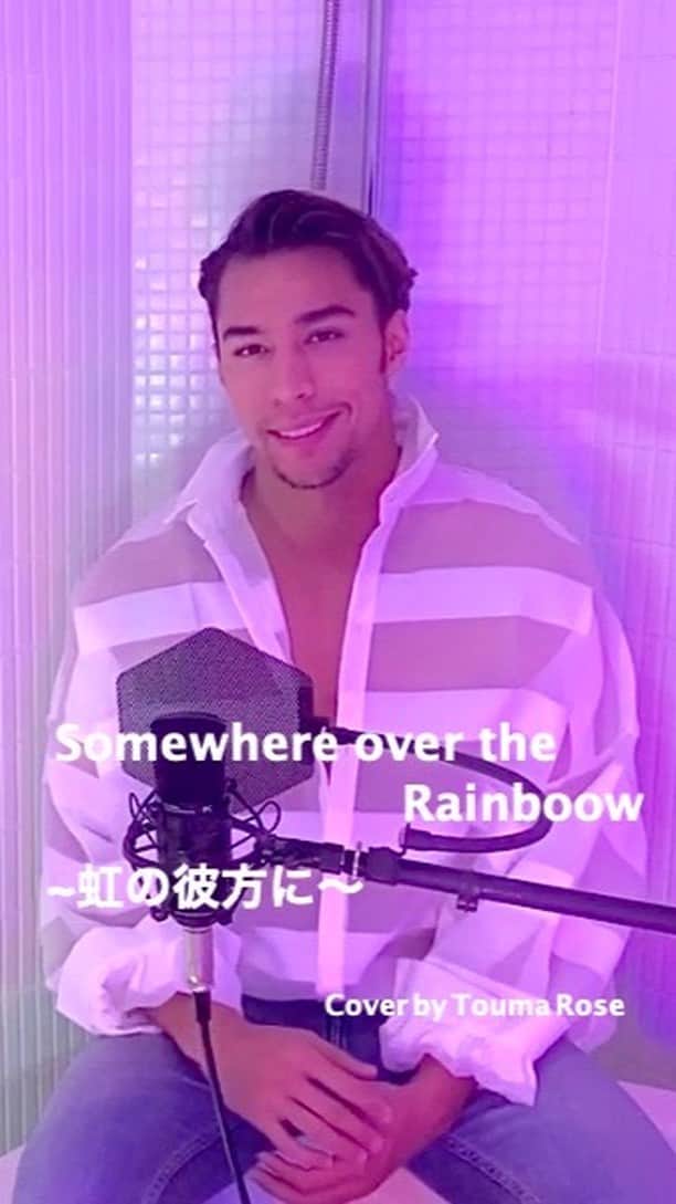 當間ローズのインスタグラム：「To all the people who are fighting against this corona virus!!!!🌹 家で自粛中のみんなへ、 我慢は大変だけど、必ず明日は来るから今しばらくみんなで頑張ろうね！💪 手洗い、うがい、マスクをして、何より人に移さないように気をつけよう！ みんなで出来る事をやろう！🌹 僕に出来る事は歌でみんなに癒しや少しの楽しみを^ ^ という訳で、新企画 #ローズの風呂スタジオ　行く行くは皆のリクエストとかも歌うね^ ^  最初の一曲は、自粛を頑張ってるみんな、感染されてる皆さん、命がけで戦ってくれてる医師の皆さん、命でこの病気の怖さを教えてくれた人達にエールと感謝を込めて、<虹の彼方に〜>🌈 A todos que estão em casa lutando contra esse vírus corona!!!! Agradeço aos médicos que estão dando suas vidas para salvar as pessoas, e a a queles que se foram e deixarão suas vidas com lição para todos nós que esse vírus não está de brincadeira e temos que ser fortes!!!! Vamos ser fortes!!!💪 #ローズの風呂スタジオ　#虹の彼方に　 #somewhereovertherainbow #當間ローズ  #ラテン  #ハーフ  #モデル #湖西市 #toumarose #singer #Artist #Model #Tokyo #japan #Brazilian #brasil  #japanese #italian #fashion #fitness #muscle #body #workout #sexy」