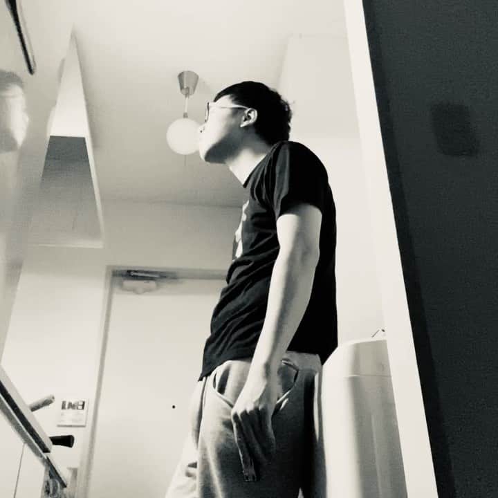 岡下雅典のインスタグラム：「【お知らせ】 ごめんね。毎日更新すると言っていたYouTubeですがこの時期で芸人のみんな、劇場などからの協力が得られず撮影が難しいのでいったん今日で毎日配信をストップします。 はい。そうです。 ストックがほぼ切れました。 絶対にまた再開するので！ では俺の心のブルースを聞いてくれ。」