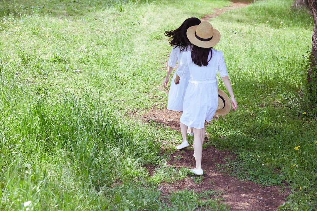 MIOさんのインスタグラム写真 - (MIOInstagram)「. 👒 . . #白いワンピース#麦わら帽子 #ポートレート#被写体#カメラ好き#写真好き #photography#photographer#portrait#twins #makeup#hairmake#shooting#hairstyle」3月31日 18時39分 - mio_abp