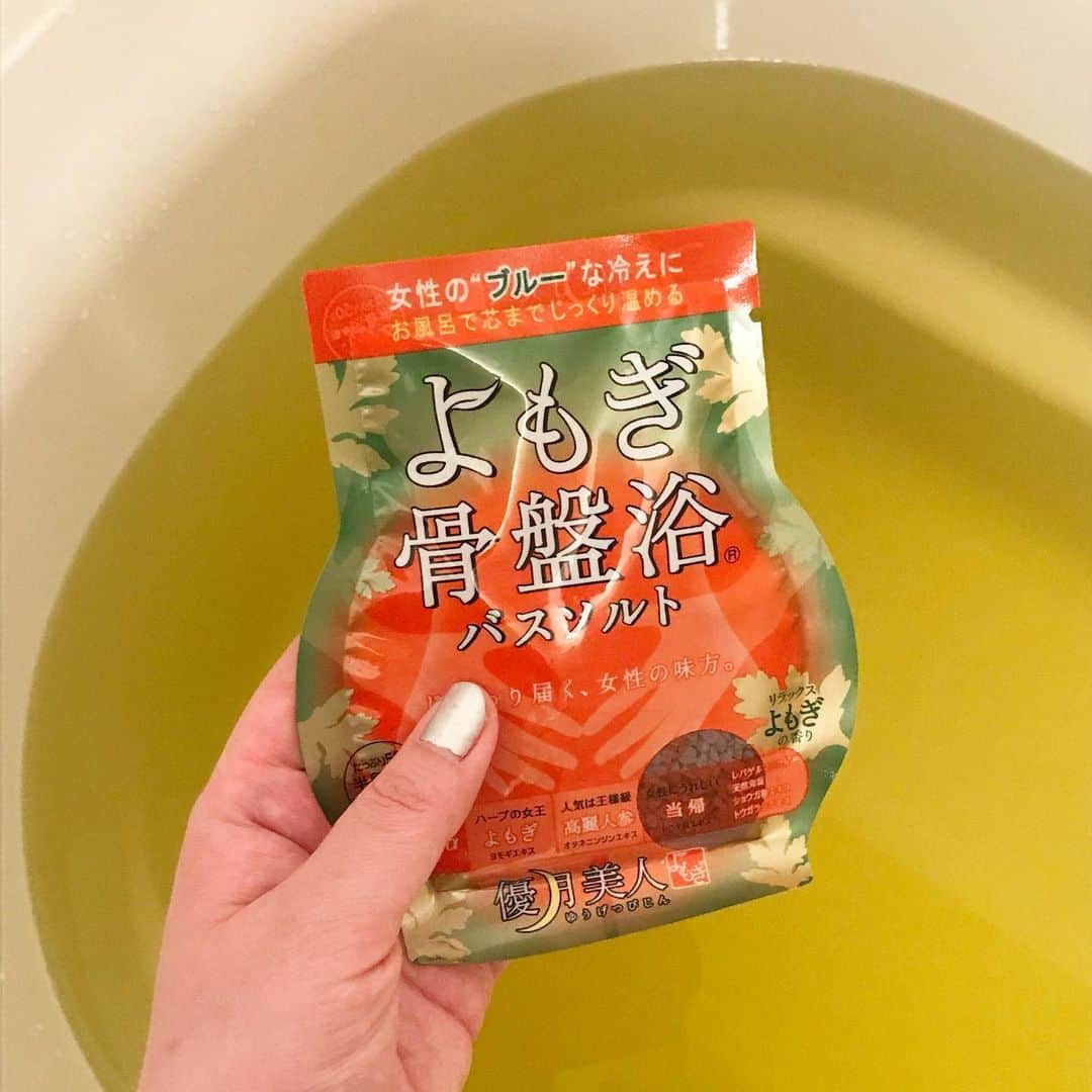 steady.さんのインスタグラム写真 - (steady.Instagram)「こんな時期だからこそ、 おこもり美容で気分だけでも明るく行きたいですよね😭😭😭 私は毎日いろいろなバスソルトを使ってゆっくりお風呂に入ってます☺️ 最近ハマってるのはこちら❤️ 優月美人の バスソルト よもぎの香り です❤️ 先日東京で雪❄️が降った日に入ったのですが、  家の中でも本当冷えてしまって、 これに助けてもらいまいました🙏🏻🙏🏻笑  ヨモギエキス、高麗人参エキス、トウキ根エキスなど、  体を温める成分配合💛  リラックス効果も発汗とするので、  家にこもってるストレスを少し緩和できます🥺  みなさんのお気に入りのバスソルトも知りたいです❤️❤️ そしておこもり美容も❤️❤️❤️ ぜひコメント欄で教えてください😳  #雑誌ステディ  #美容好きな人と繋がりたい  #おこもり美容」3月31日 18時43分 - steady_tkj