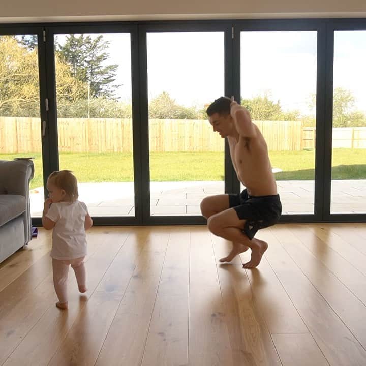 マックス・ウィットロックのインスタグラム：「‪LAST OF THE CHALLENGS #THEWHITLOCKWORKOUT 14 of 14 #LETSGO‬ ‪- 6 exercises (your favs)‬ ‪- 30 secs each exercise‬ ‪- 2 cycles‬ ‪1. Crouch walking‬ ‪2. 1/4 turn jumps‬ ‪3. One leg V sit‬ ‪4. Plank on sofa‬ ‪5. In and out jumps‬ ‪6. Back support shoulder touches‬」