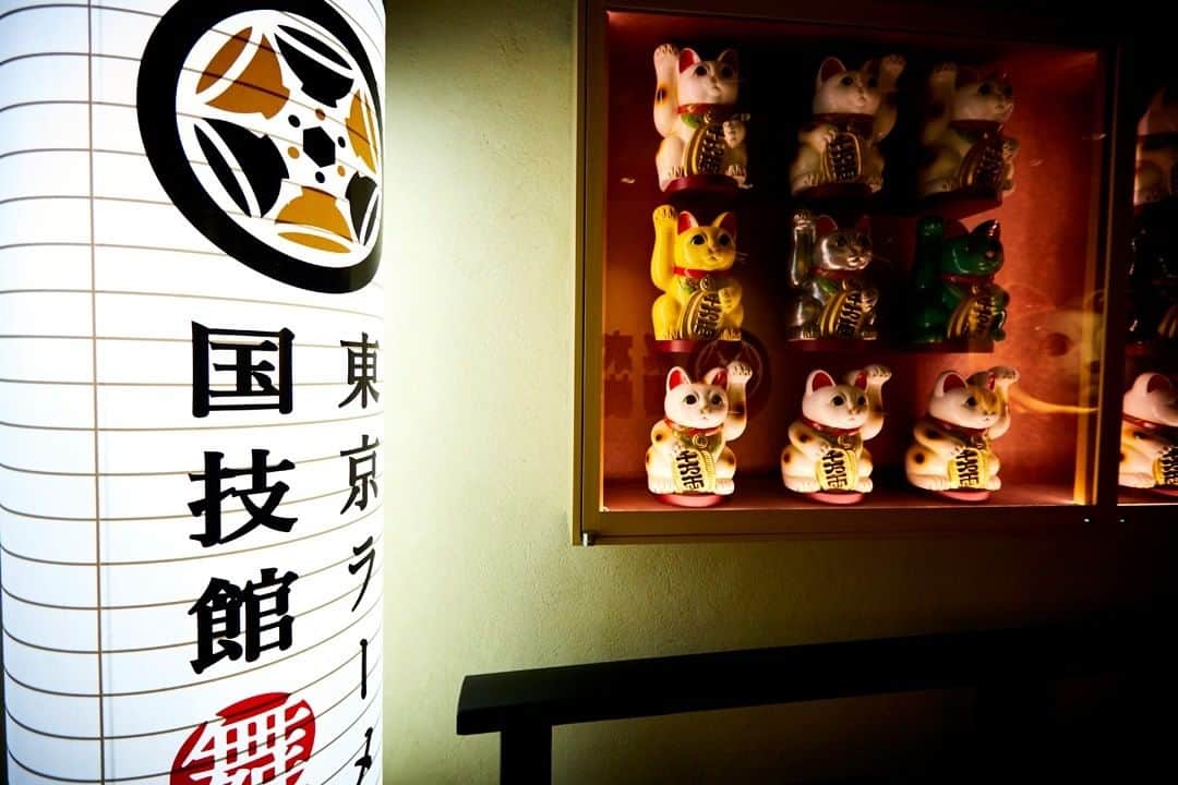 アクアシティお台場/AQUA CiTY ODAIBAさんのインスタグラム写真 - (アクアシティお台場/AQUA CiTY ODAIBAInstagram)「・ 【アクアシティお台場フォトスポット巡り】 ・ 東京ラーメン国技館 舞に並ぶ、カラフルな招き猫。大迫力の太鼓とビッグサイズの招き猫がお迎えする名物スポットです。 ・ 東京ラーメン国技館 舞（5F） ・ #アクアシティお台場 #東京ラーメン国技館舞 #招き猫 #manekineko #猫 #フォトスポット #ラーメン #ramen #noodles #ramennoodles #20thANNIVERSARYFAIR #20thANNIVERSARY #アクアシティお台場20周年 #20回目のありがとう #グルメ #東京グルメ #foodstagram #飯テログラム #お台場デート #デート #aquacityodaiba #お台場 #アクアシティ #東京リゾー島 #odaiba #aquacity #台場 #daiba #tokyo #japan」3月31日 19時00分 - aquacity_odaiba_official