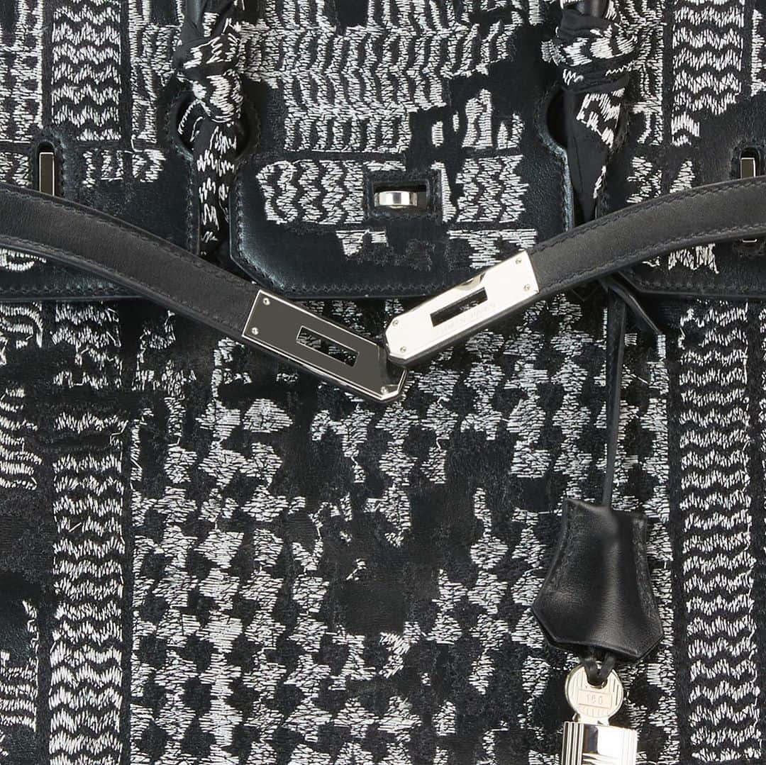 ジェイアーさんのインスタグラム写真 - (ジェイアーInstagram)「The Vintage Iconic Hermes Bag X Jay Ahr Collection  Black Birkin “Keffiyeh”  Provenance  Riyadh, Saudi Arabia - 2007  #hermes #jayahr #jonathanriss #kelly #birkin #birkin35 #constance #hermes #embroidery #sustainable #Art #iconsxjayahr #twilly #AHR #everyhumanisanartist #saudiarabia #Riyadh #keffiyeh」3月31日 19時03分 - _jay_ahr_