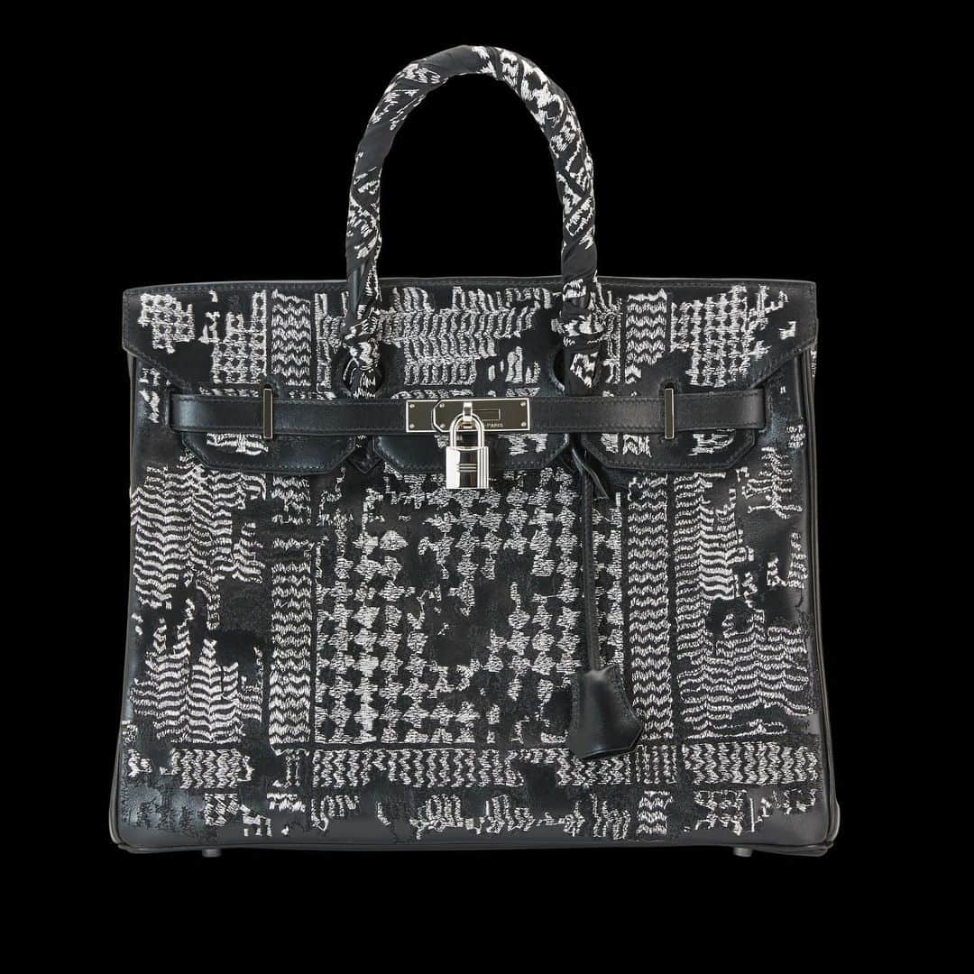 のインスタグラム：「The Vintage Iconic Hermes Bag X Jay Ahr Collection  Black Birkin “Keffiyeh”  Provenance  Riyadh, Saudi Arabia - 2007  #hermes #jayahr #jonathanriss #kelly #birkin #birkin35 #constance #hermes #embroidery #sustainable #Art #iconsxjayahr #twilly #AHR #everyhumanisanartist #saudiarabia #Riyadh #keffiyeh」
