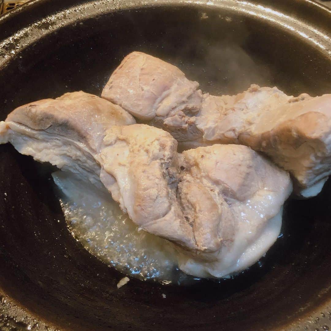 野宮真貴さんのインスタグラム写真 - (野宮真貴Instagram)「東京は夜の七時♪﻿ ﻿ チチャロン(茹で豚)作りました。﻿ とにかく鍋に豚バラ放り込んで、後は放置。勝手に茹って、自分の脂で揚がっちゃう。味付けは塩だけ。常温で五日間持つからアイデア次第で様々な料理に。﻿ 自炊の日々なので、楽して美味しいのがいいですね。﻿ ﻿ #東京は夜の七時 #チチャロン  #安田優子 #たすかる料理 #ホントたすかる #スープでフォーやラーメンに #肉はそのままスライスして晩酌のあてに #明日はバインミーに使おう #完成までの二時間に色々出来るのもいい #野宮真貴 #missmakinomiya」3月31日 19時06分 - missmakinomiya