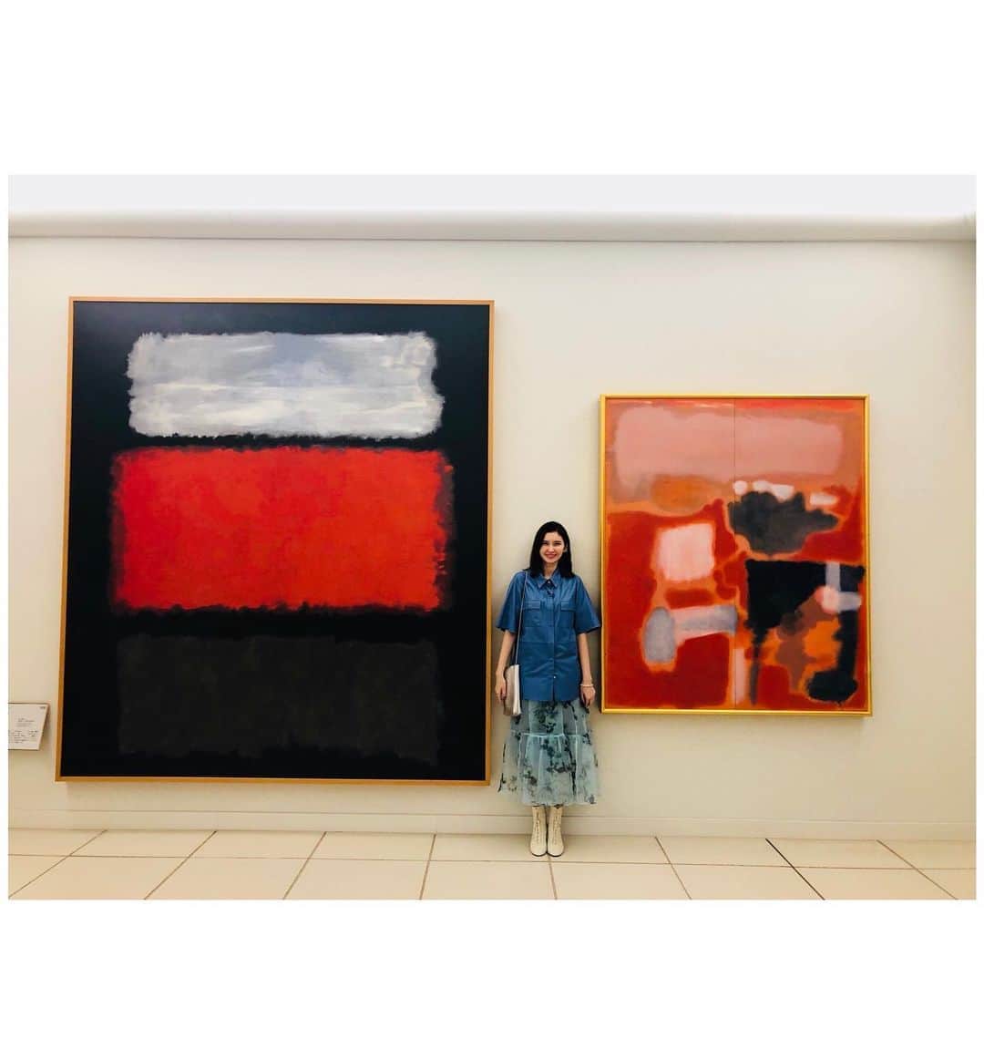 市川紗椰さんのインスタグラム写真 - (市川紗椰Instagram)「「世界で一番近い名画たち 〜市川紗椰が会いに行く10人の美女〜」を観てくださった方、ありがとうございました。 #大塚国際美術館 には、なんと1000点以上の作品が。今回の特番では、私が専攻していた現代美術ゾーンは紹介できませんでしたが、ロスコもクラインもデュシャンもポロックもピカソもダリもモンドリアンもデクーニングもなんでもかんでもなんでもあります。どの部屋もアベンジャーズ状態。 楽しかったです。  衣装は以下の通り。 シャツ、スカート　@tela9official ブレスレット @petiterobenoire_official イヤカフ　@refaire.tokyo バッグ　@spacecraftshoes  #市川紗椰」3月31日 19時22分 - sayaichikawa.official